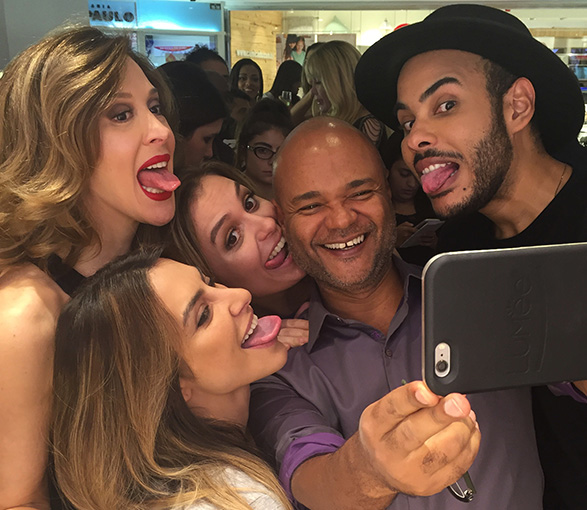 Olha eleeee no lançamento com Hugo Gloss e mais amigas-clientes-estrelas, Cléo Pires, Claudia Raia e Monica Iozzi