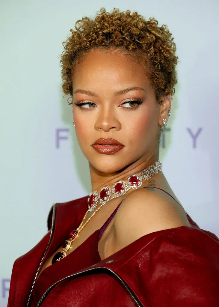 Rihanna está fazendo com que a gente queira um cabelo curtinho!