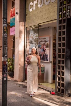 mulher estilosa na rua usando crocs