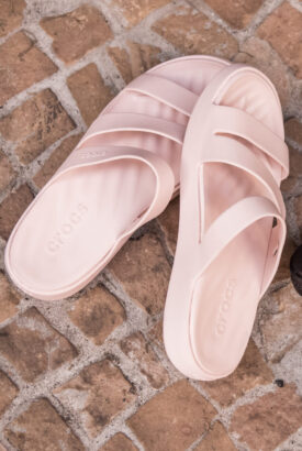 mulher estilosa na rua de crocs