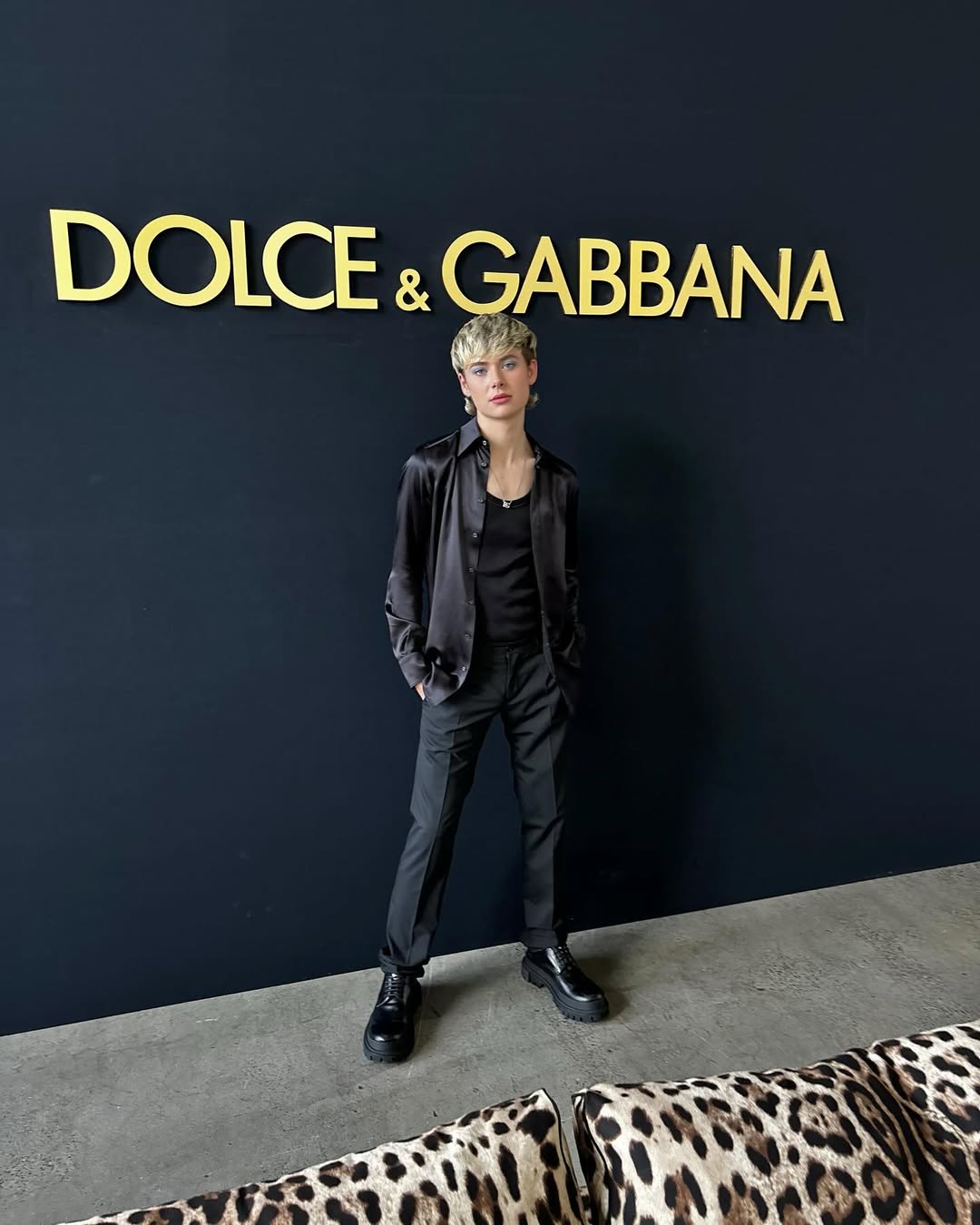 Jake Warden, maquiador global de Dolce & Gabbana Beauty, entrega seu produto favorito da linha: “Sua pele vai continuar impecável o dia inteiro”
