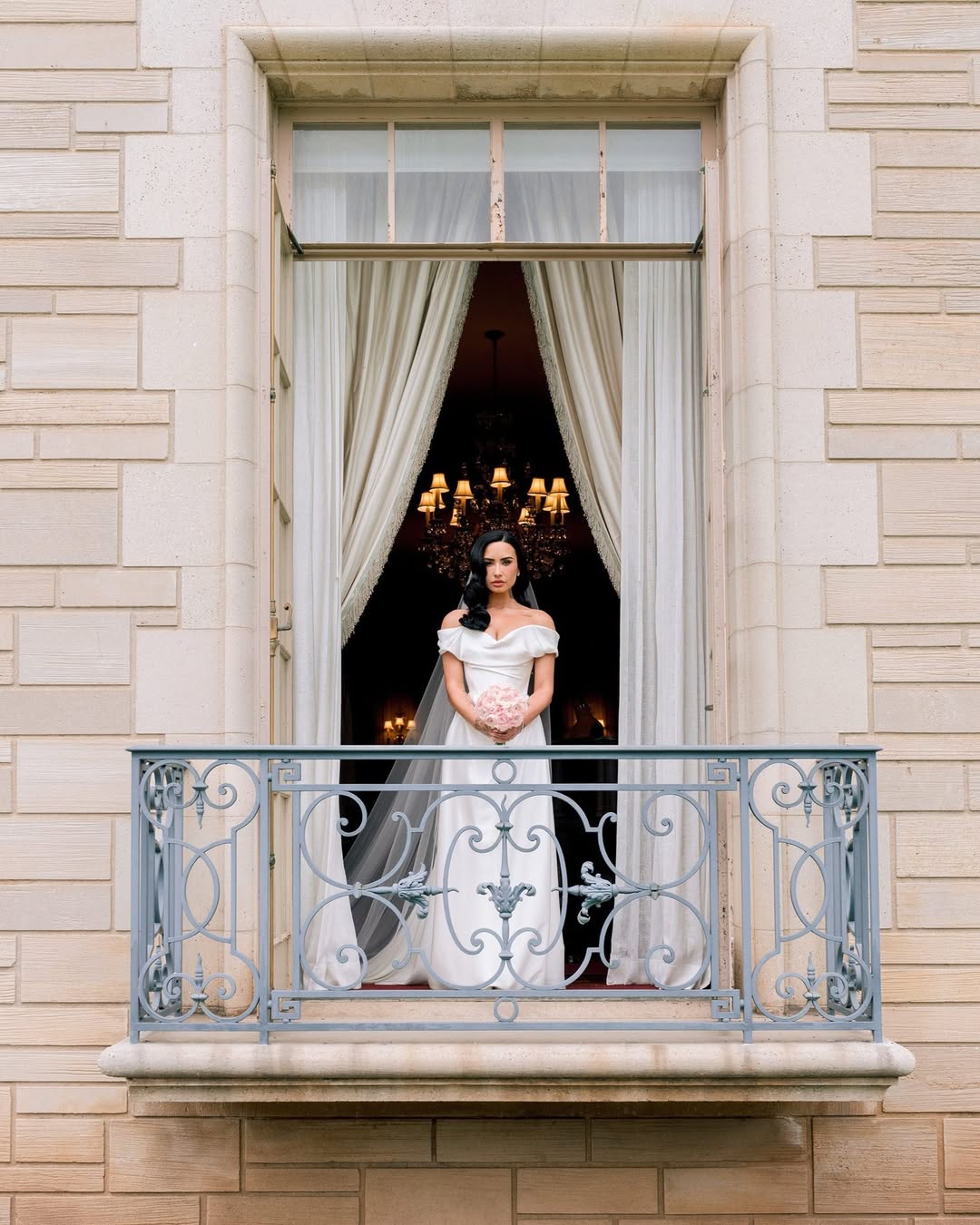 5 vestidos que Demi Lovato usou em seu casamento 