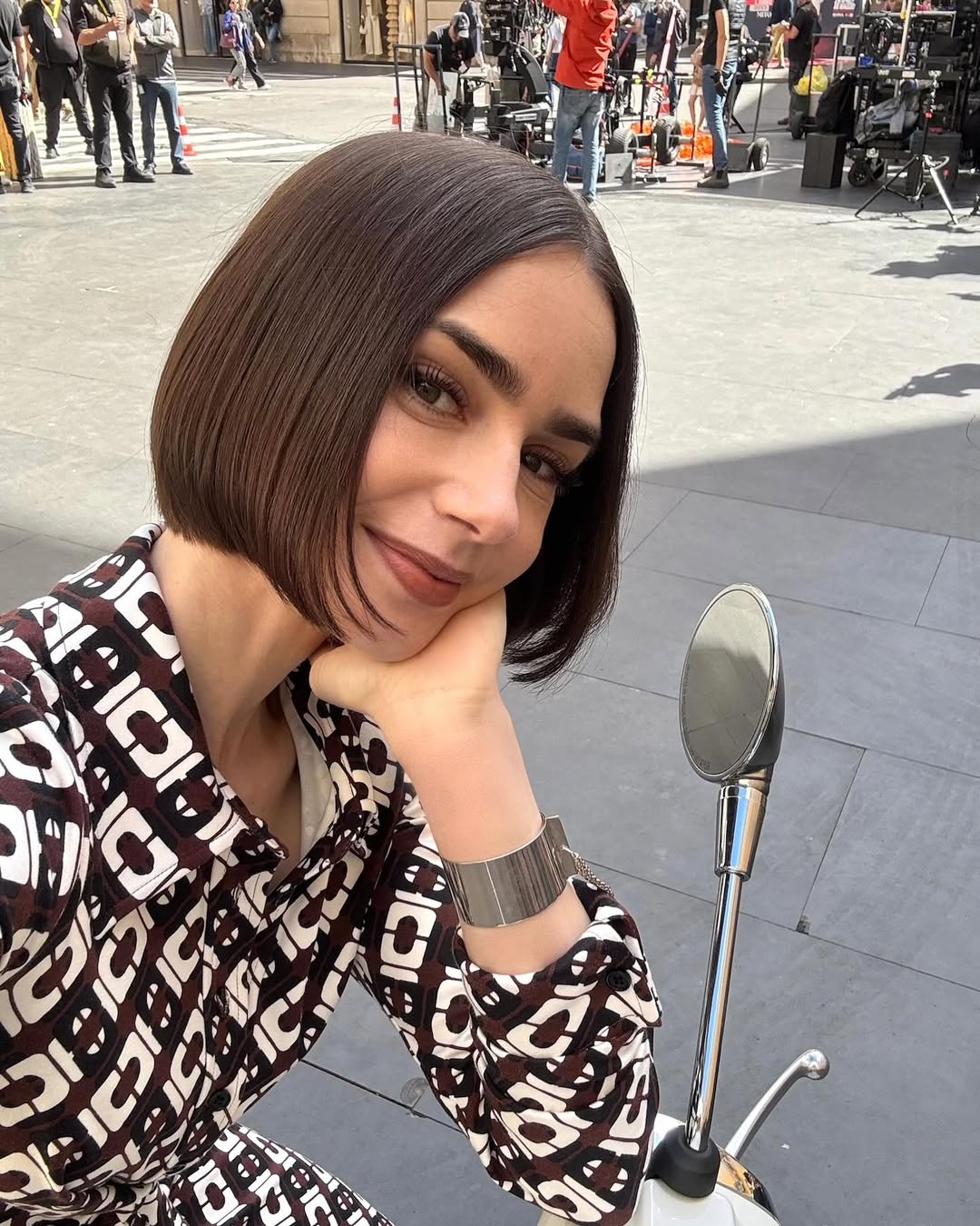 Lily Collins investe em corte chanel para 5ª temporada de “Emily em Paris”