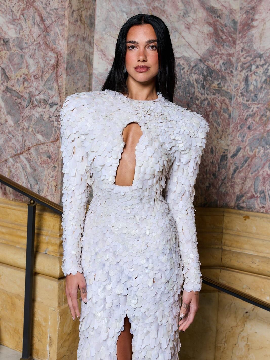 Dua Lipa aposta em look Schiaparelli na Semana de Moda de Paris
