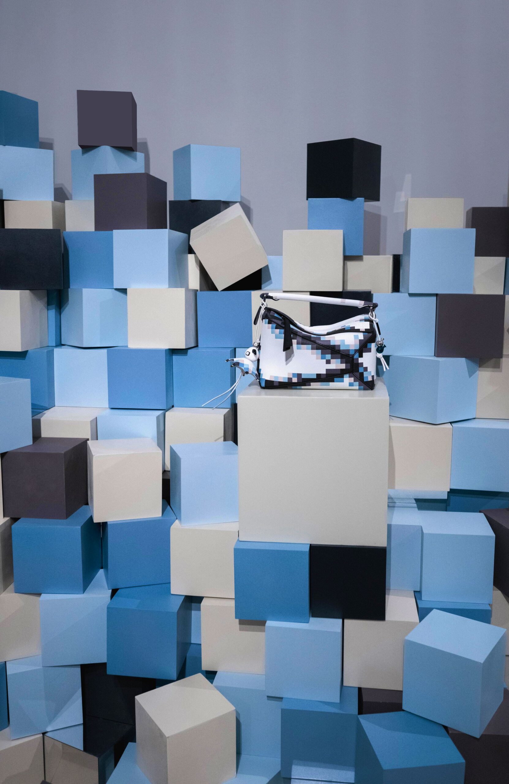 LOEWE celebra o aniversário da icônica bolsa Puzzle