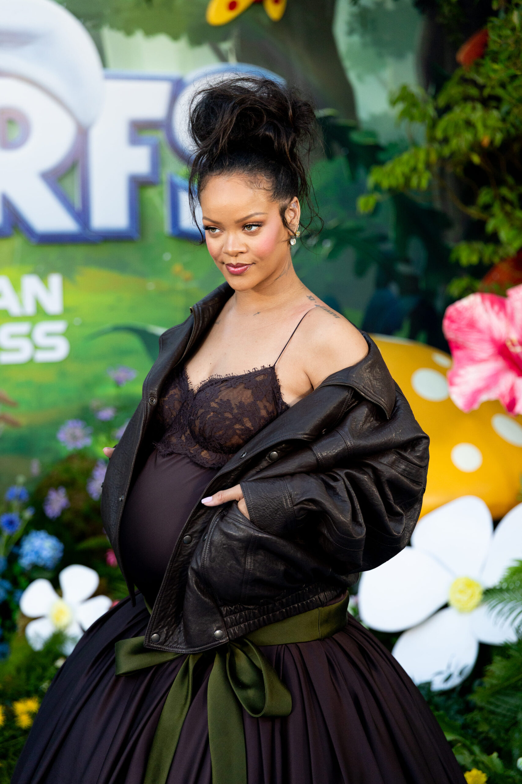 Rihanna aposta em jaqueta de couro em red carpet