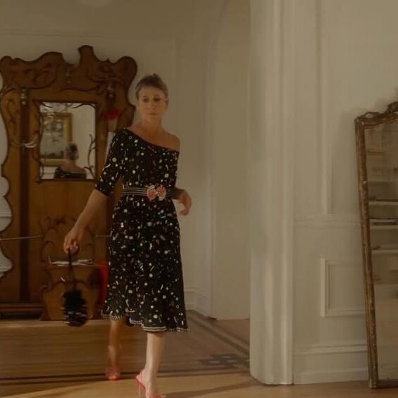 Carrie Bradshaw usa vestido de estilista carioca em “And Just Like That”