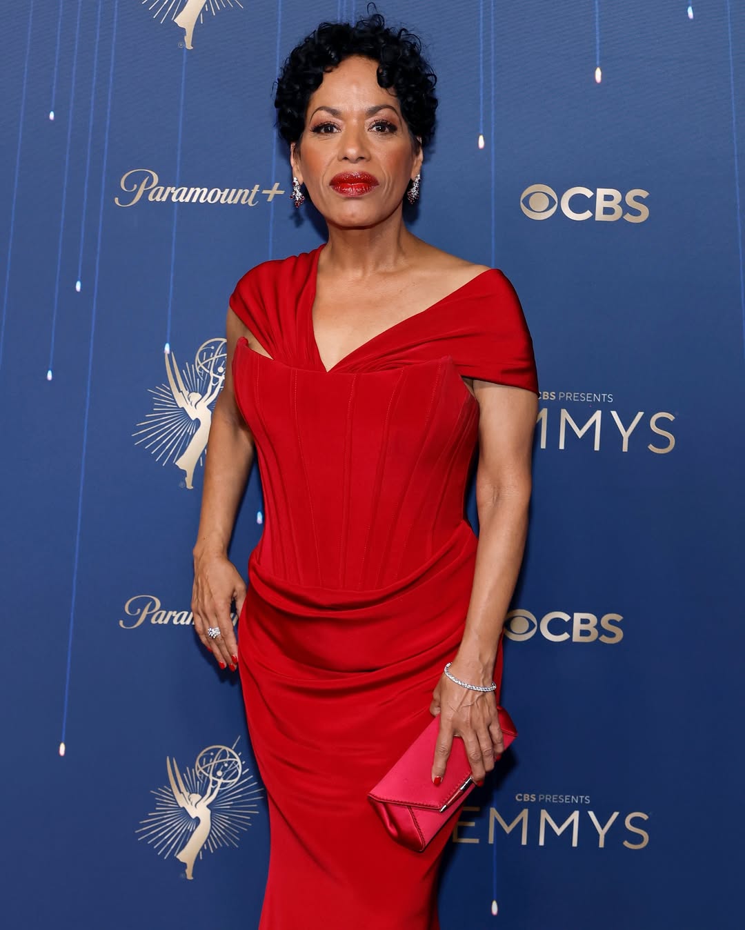 looks-Emmy-2025-tapete-vermelho-garotas-estupidas14