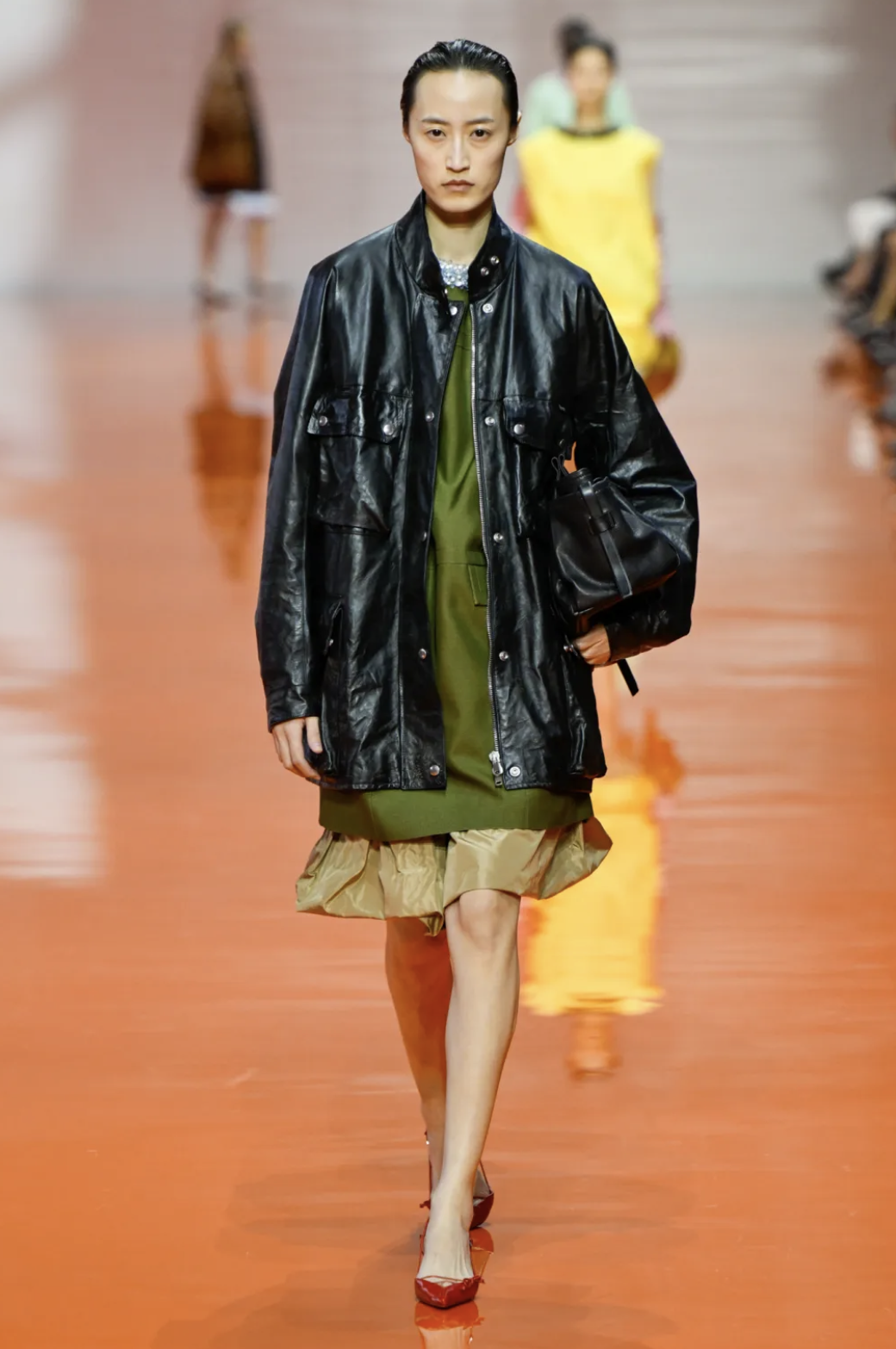 prada-desfile-milao-2026-verao-garotas-estupidas9