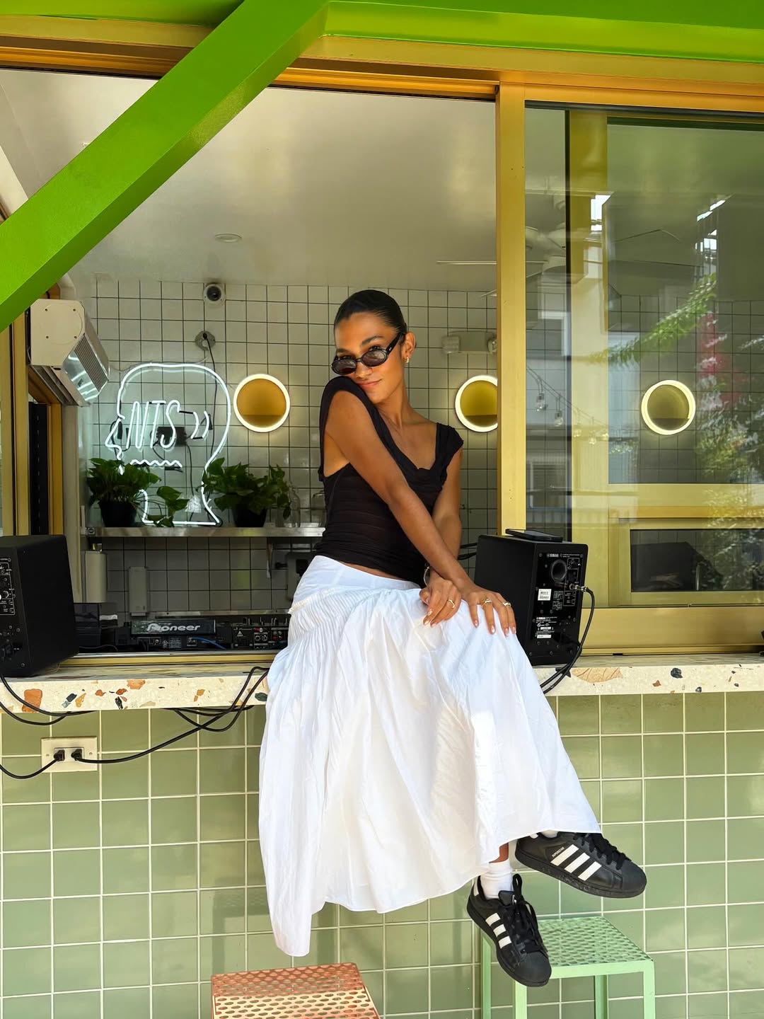 O guarda-roupa de Olivia Dean é a inspiração que você precisa para o verão