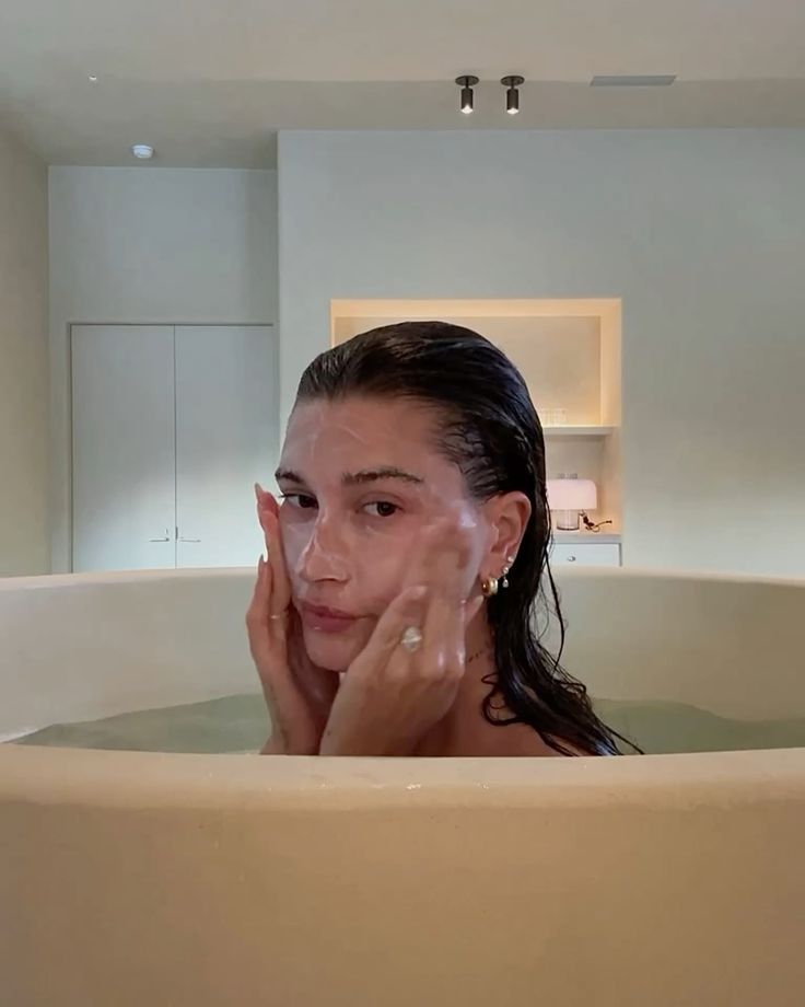 É necessário lavar o rosto pela manhã? Nós te explicamos tudo sobre a nova tendência do Skintok