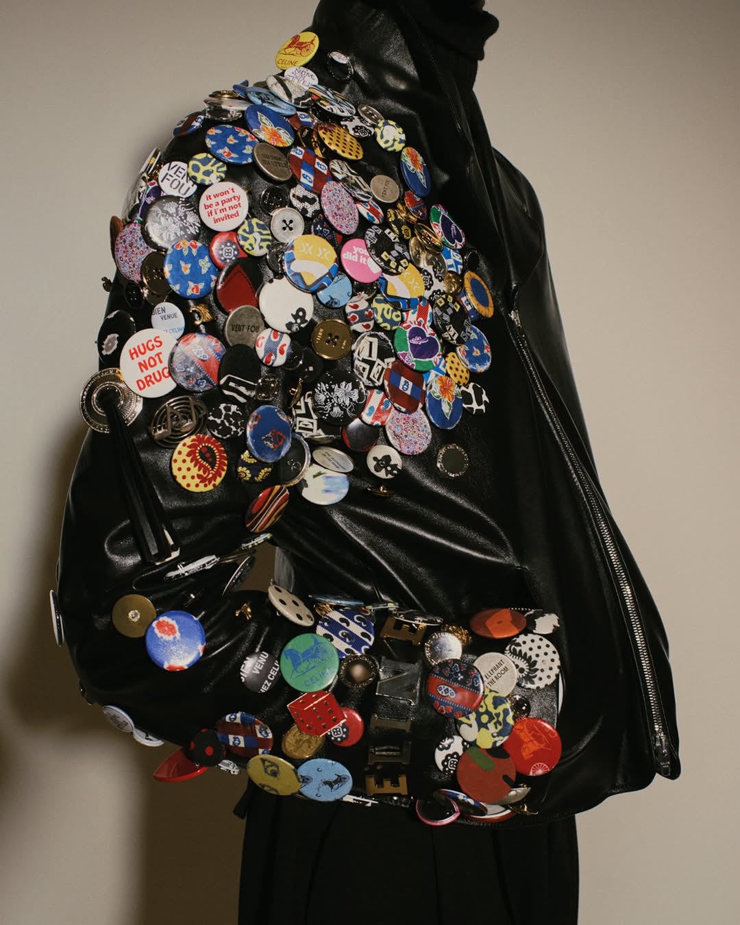 Acredite, os broches vão alfinetar seus looks novamente