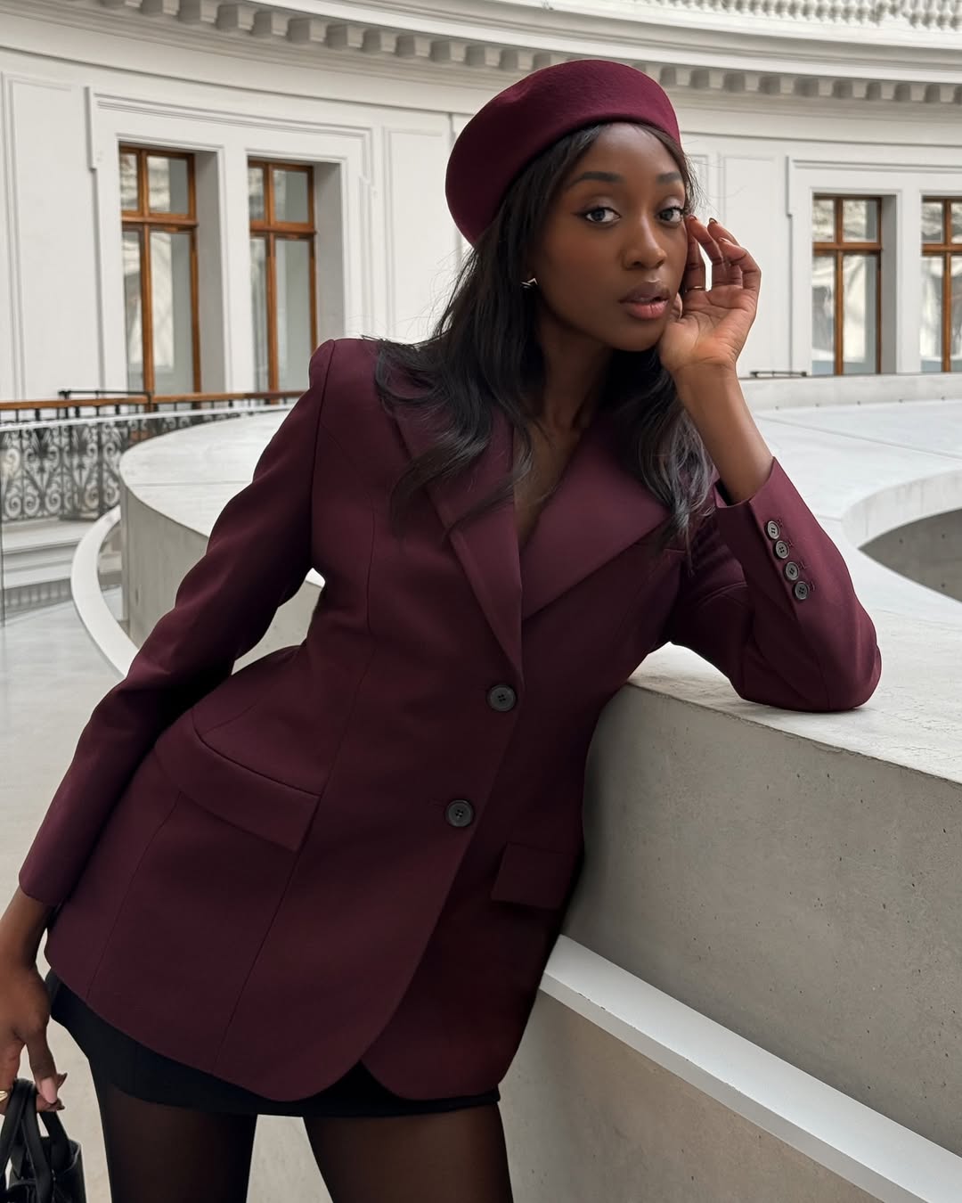 Pillbox hat prova que os acessórios clássicos nunca saem de moda