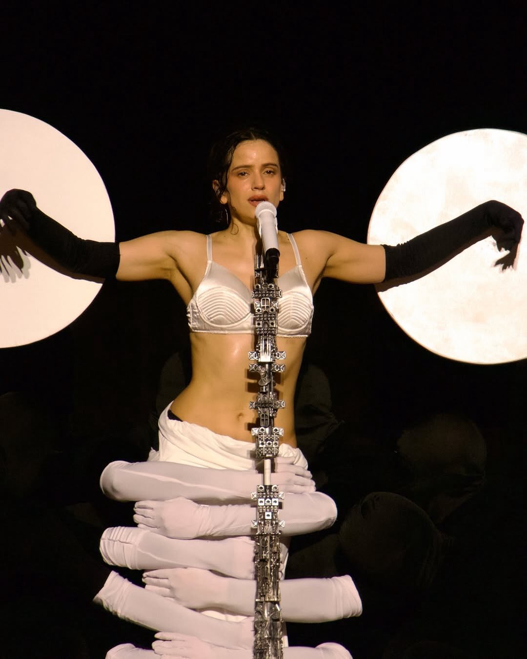 rosalia-show-tour-look-lux-garotas-estupidas3