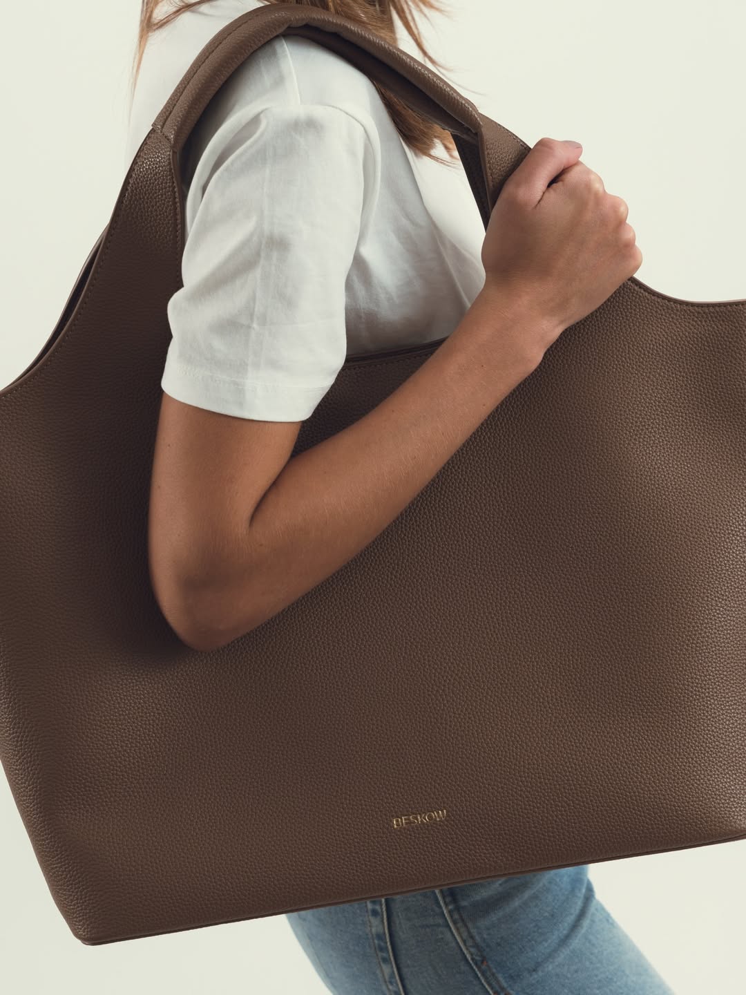 Marca brasileira aposta em bolsa versátil que transita do trabalho à academia