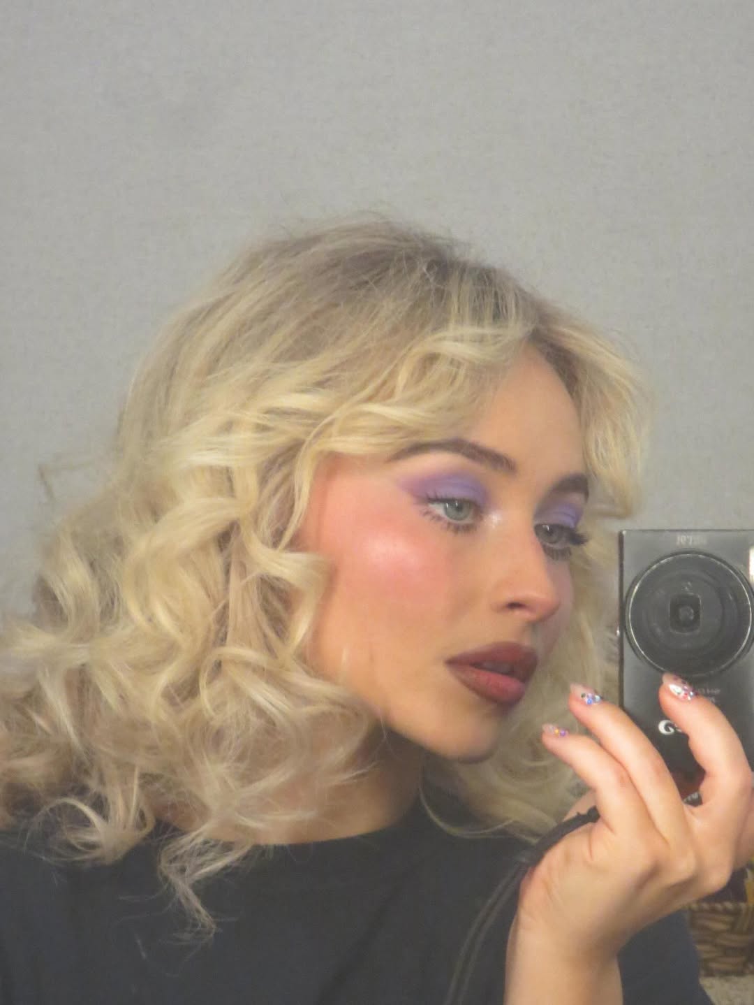 A sombra roxa está vivendo o seu auge? Ame ou odeie, as celebs estão trazendo o tom de volta