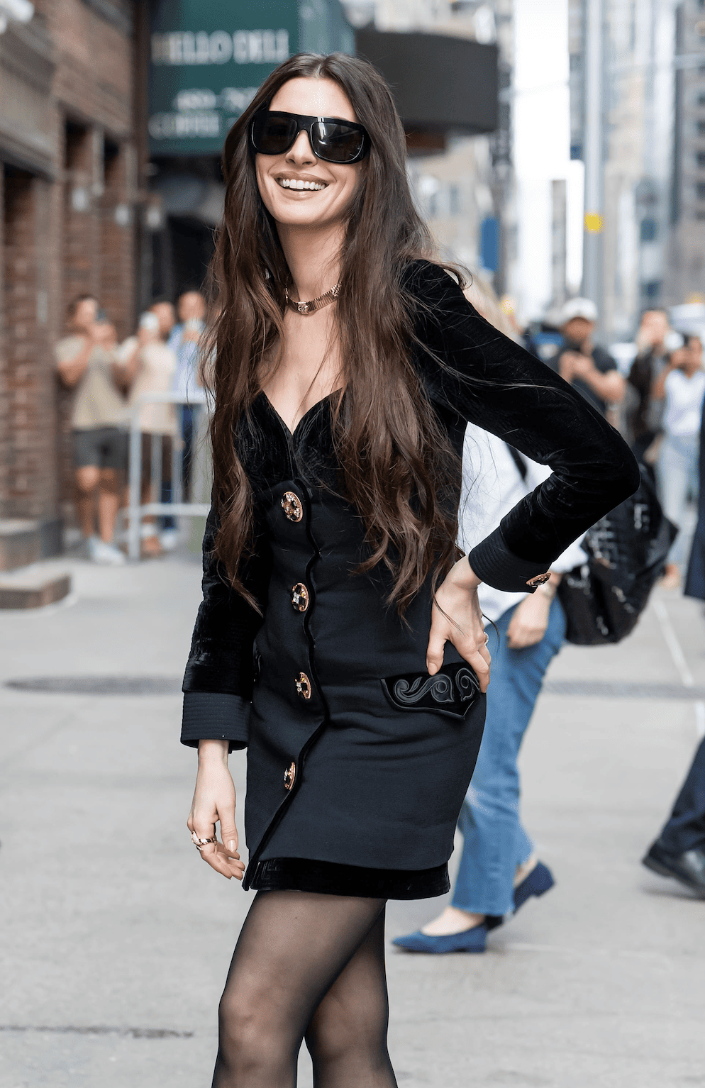Anne Hathaway resgata look Versace de 1991 para divulgar filmes
