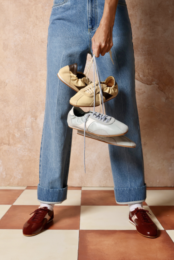 Entre a sapatilha e o tênis: conheça a sneakerina, o sapato queridinho das fashionistas