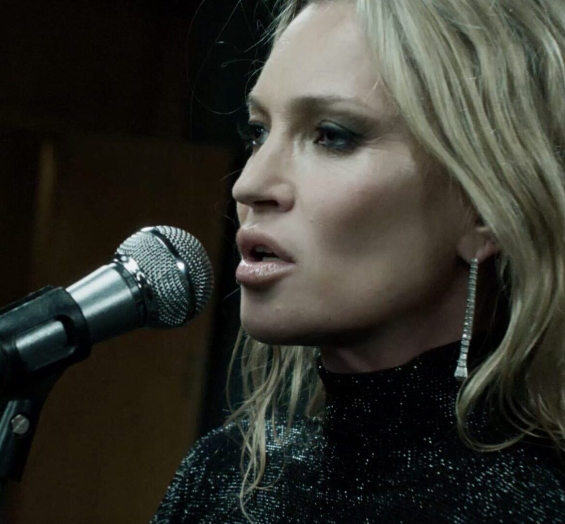 Nova campanha da Gucci coloca Kate Moss para cantar clássico