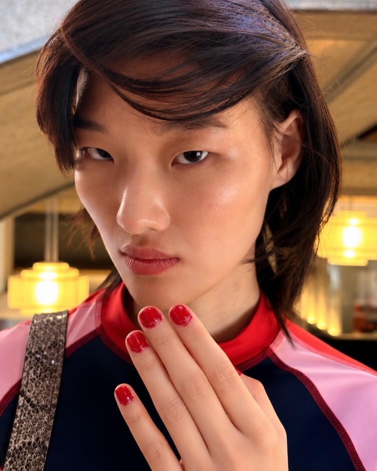 Erro ou tendência? Miu Miu propõe unhas com cantos borrados