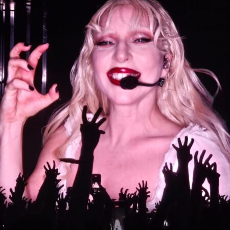 Descobrimos o batom usado por Lady Gaga em Copacabana