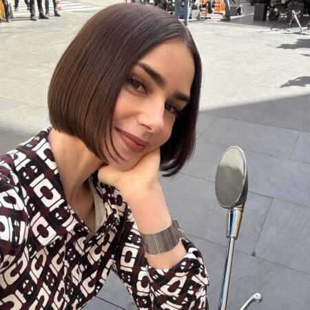 Lily Collins investe em corte chanel para 5ª temporada de “Emily em Paris”