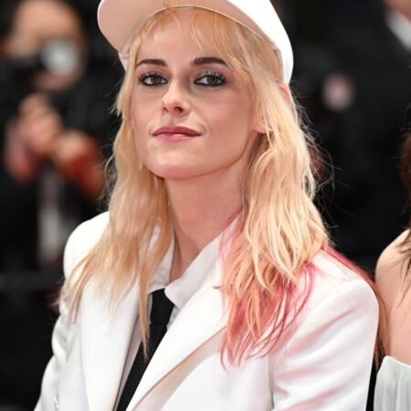 Kristen Stewart leva o estilo ‘boyish’ ao tapete vermelho de Cannes 2025