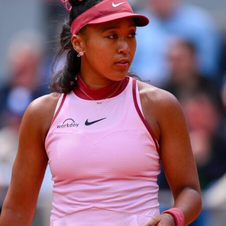 Naomi Osaka elege look rosa para estreia em Roland Garros