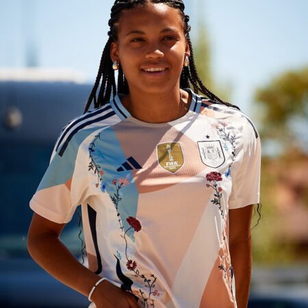 Essa é a nova blusa da seleção feminina da Espanha assinada por Diana Al Shammari