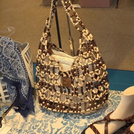 Bolsas de miçangas de madeira são a febre do verão europeu 