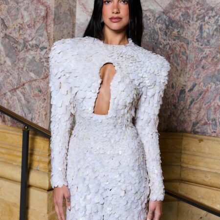 Dua Lipa aposta em look Schiaparelli na Semana de Moda de Paris