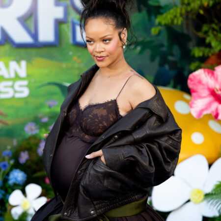 Rihanna aposta em jaqueta de couro em red carpet