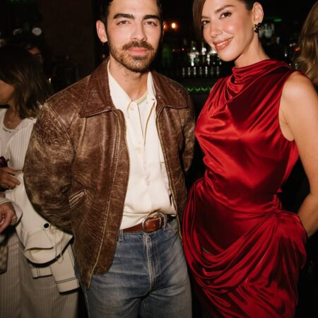 Camila Coutinho e Joe Jonas estrelam campanha para incentivar conexões fora das redes sociais
