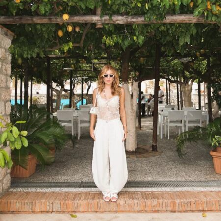 O segredo dos looks de viagem da Lore Improta