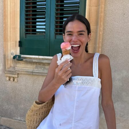 Os looks de Bruna Marquezine e Sasha Meneghel no calor europeu para se inspirar