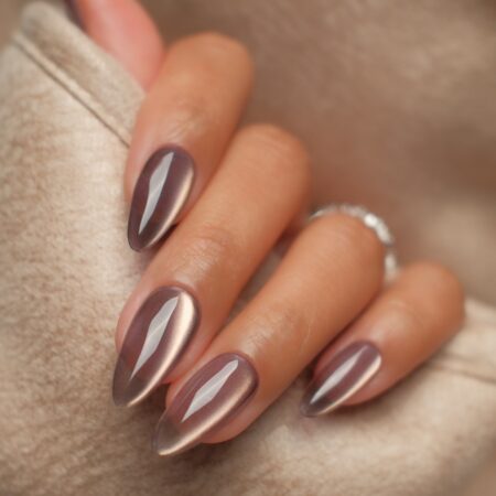 Brown cat-eye nails: a trend que vai magnetizar suas unhas