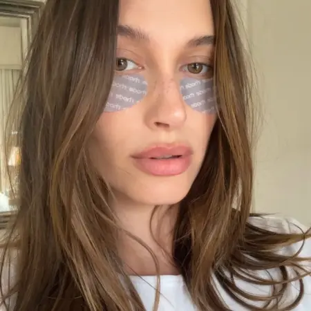 O eye patch é o item queridinho da vez de Hailey Bieber: mas será que funciona?