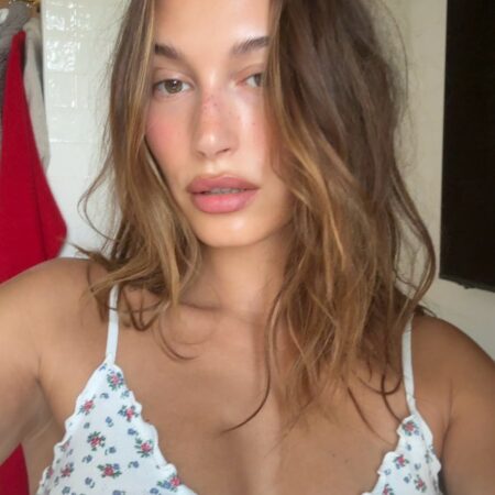 Saiba tudo sobre o ativo de skincare preferido de Hailey Bieber
