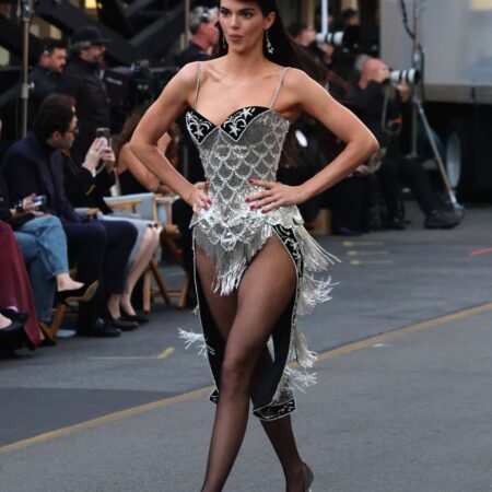 Kendall Jenner usa look de Nicole Kidman em Moulin Rouge