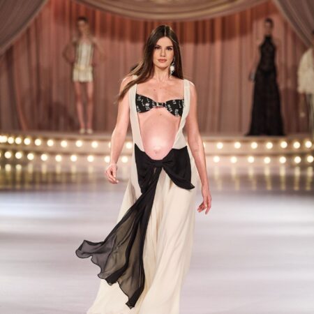 Camila Queiroz desfila grávida no desfile da Charth