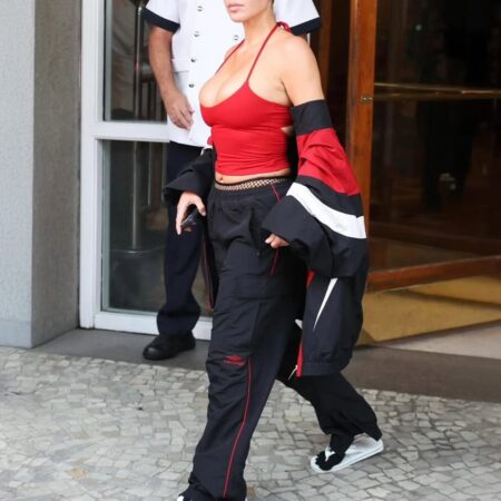 Kim Kardashian usa havaianas com meia durante sua passagem pelo Brasil