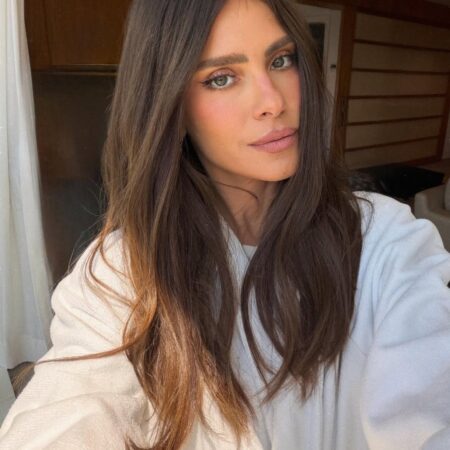 Carolina Dieckmmann comenta sobre novo tom de cabelo: “mais juvenil”