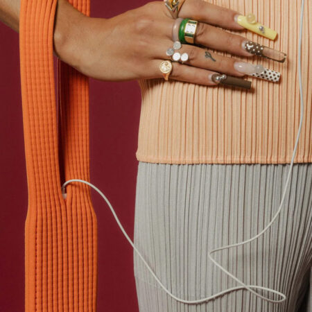 Seria esse o retorno da meia para celular? Apple lança bolsa de tricot em parceria com Issey Miyake