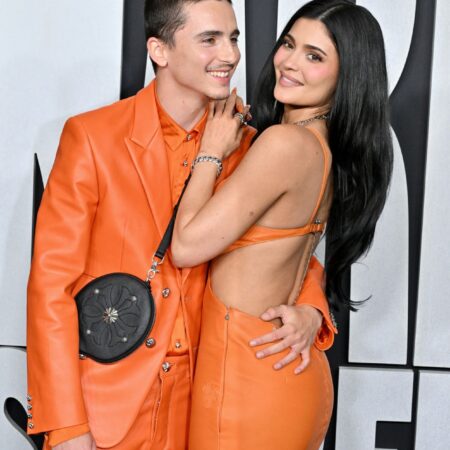 Além de Kylie Jenner e Timothée Chalamet, outros casais mostram que combinar looks é prova de amor