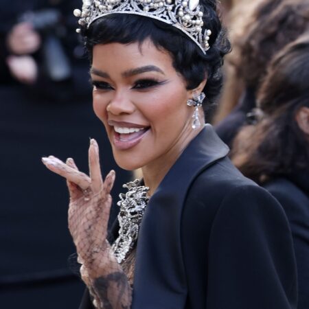 Joias roubadas do Louvre “reaparecem” no desfile da Schiaparelli