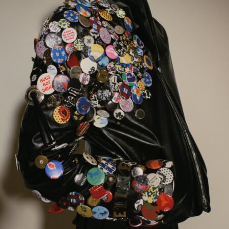 Acredite, os broches vão alfinetar seus looks novamente