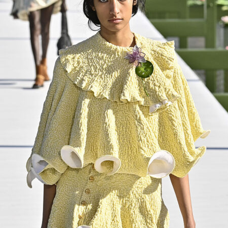 Dior apresenta desfile inspirado na natureza com peças cheias de babados, plumas e muito volume