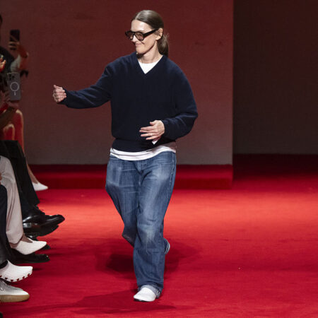 Por que os estilistas sempre usam o mesmo look pós-desfile?