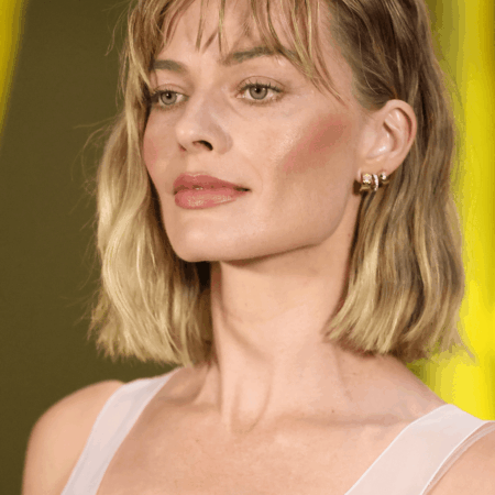 Era do curto! Margot Robbie exibe novo corte de cabelo em desfile da Chanel
