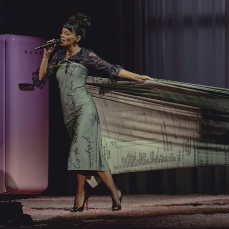 Você usaria a moda para mandar uma (in)direta? Lily Allen sim!